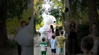 Попрыгали и потанцевали! Поздравление от белого медведя