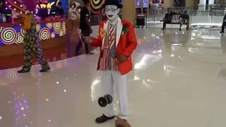 Веселый клоун в Центр Фестиваль Паттайя