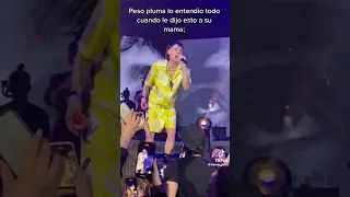 Peso pluma le dedica canción a su mamá en concierto