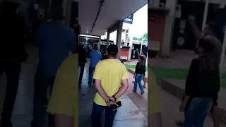 Vídeo mostra assaltante sendo agredido por populares ao chegar em delegacia