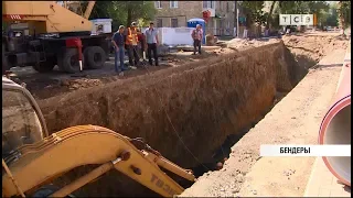 На месте провалившегося асфальта в Бендерах меняют коллектор