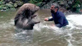 Медведь упорно преследовал мужчину, и только оказавшись в реке, стало понятно, почему он это делал