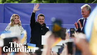 Zelenskiy receives enthusiastic welcome in Vilnius amid concerns about Nato bid