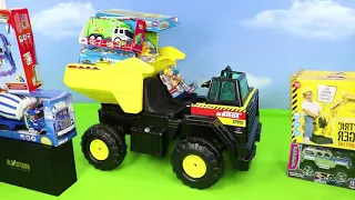 Oyuncak araçlarla dolu damperli kamyon