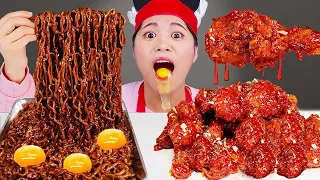 Pollo frito con fideos negros Mukbang DONA