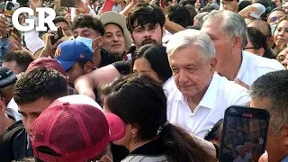 Avanza AMLO entre empujones al Zócalo