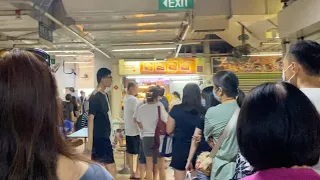 Customers have been lining up since morning! Singapore Hawker Street Food