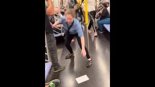 Lady attacks people on the subway | BIG FIGHT IN METRO