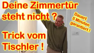 Die Zimmertür fällt von alleine zu, oder geht auf?