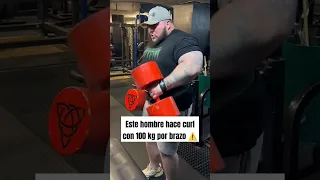 Este hombre hace curl con 100 kg por brazo #gym #fitness #mancuernas #bodybuilding