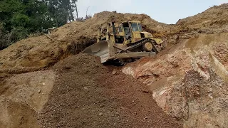 The old Caterpillar D8L bulldozer pushing chert rock in Japan. キャタピラー社の大型ブルドーザー  11th/Aug/2015