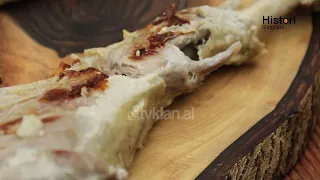 Mish i pjekur në qumësht, receta e çobanit në Hanin e Çepit