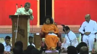 SATHYA SAI BABA TALKS TO THE ALUMNI SSSU DISCOURSE 31 DEC 2008 PART 2 BABA AND STUDENTS