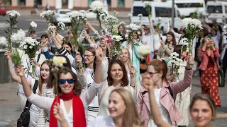 Belarus: Women hold flower protest against election result