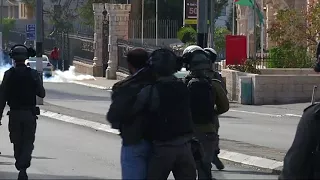 Penangkapan Munther Amira aktivis perjuangan rakyat Palestina, oleh Israeli Occupation Forces (IOF)