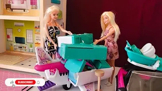 Barbie yeni evinin eşyalarını düzenliyor barbi'nin yeni eşyaları