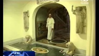 Le immagini di Papa Francesco nelle Grotte Vaticane per pregare nella tomba dei predecessori