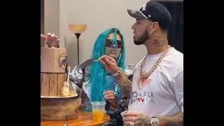 KAROL G Canta Feliz Cumpleaños A Su Papa y Aprovecha Para Cantarle A Anuel AA Habra Soplao La Vela?