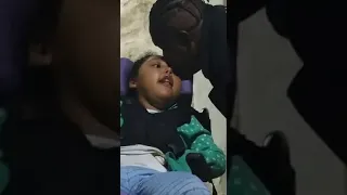 Pai canta para filha especial