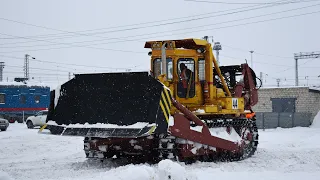 Бульдозер ДЭТ-320. Уборка снега. / Russian monster bulldozer DET-320. Diesel-electric tractor.