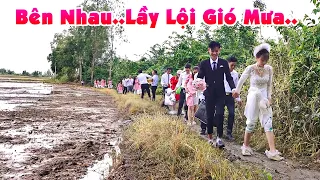 Đám Cưới Rước Dâu TRÊN ĐƯỜNG QUÊ LẦY LỘI QUANH CO NGÀY MƯA GIÓ Cô Dâu Chú Rể Nho Nhỏ Thật Xứng Đôi