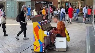 Piano boy plays Piano man