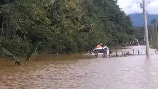 Begini Jadinya Saat Mobil Truk Dan Mobil Kecil Menerobos Banjir - Sopir Barbar Terobos Banjir