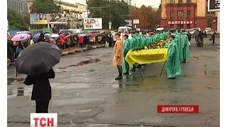 У Дніпропетровську поховали 21 неопізнаного бійця, що загинули під Іловайськом