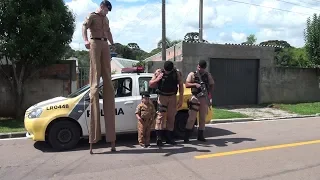 Policiais realizam sonho de criança com farda da PM.