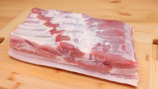 Der berühmte Schweinebauch, der die Welt verrückt macht! Fleisch einfach in Papier einwickeln!