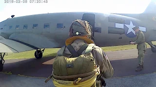 RECONSTITUTION DU DEBARQUEMENT EN NORMANDIE - D-DAY 06/06/1944 - SAUT EN PARACHUTE MILITAIRE