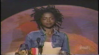 Lauryn Hill receives an "Essence Award" (1999) - *Poor Video Quality*