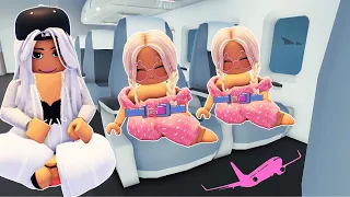 ROTINA NO AVIÃO DA VOVÓ COM AS GÊMEAS MILIONÁRIAS - MELHORES HISTÓRINHAS DE ROBLOX 🏠