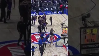 Isiah Stewart charges Lebron James too fight after dirty elbow, Pistons vs Lakers brawl