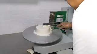 Cake Bakery equipment voice control automatic round birthday cake icing machine