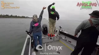 Катер врезается в лодку с рыбаками