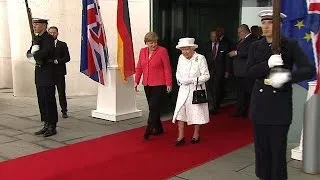 Queen Elizabeth II delights onlookers on Berlin boat trip