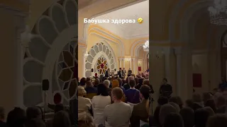 Бабушка здорова, кушает компот😂