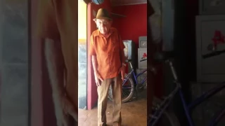 Дедушка танцует музыку Майкл Джексона