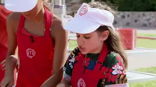 MasterChef Junior GR - H Κλεοπάτρα  παίρνει το μαχαίρι και κόβει ότι βρει μπροστά της!