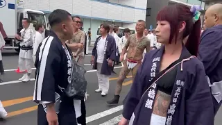 Membros da temida máfia Yakuza exibem corpos tatuados no Japão