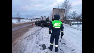 Спешил обогнать Фуру: В ДТП с двумя грузовиками в Смоленской области погибли двое