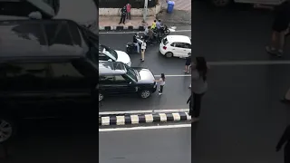 Mumbai breaking news 😅Wife caught Husband with his girlfriend traffic disrupted 😜🤣