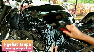 Install the scooter without the connection of the motorbike tank with the glossy black oracal 651