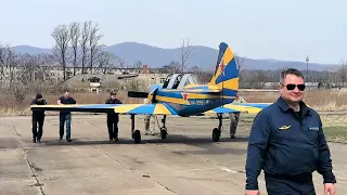 Закат Яка в ручную. Rolling the Yak-52 aircraft into the hangar