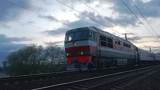 ТЭП70-0284 с пассажирским поездом на перегоне Бобруйск — Березина.