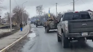 Українська бронетехніка йде звільненим Гостомелем! Над кожним танком майоріє синьо-жовтий прапор