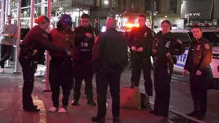 NYPD Calls Backup for Woman with Weapon / Midtown NYC 12.8.22