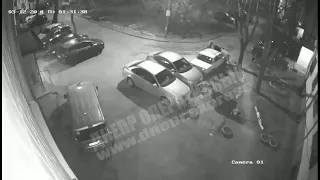 В Днепре во дворе жилого дома двое мужчин вскрыли автомобиль