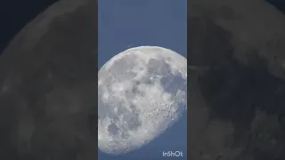 Луна под телескопом в супер увеличение
